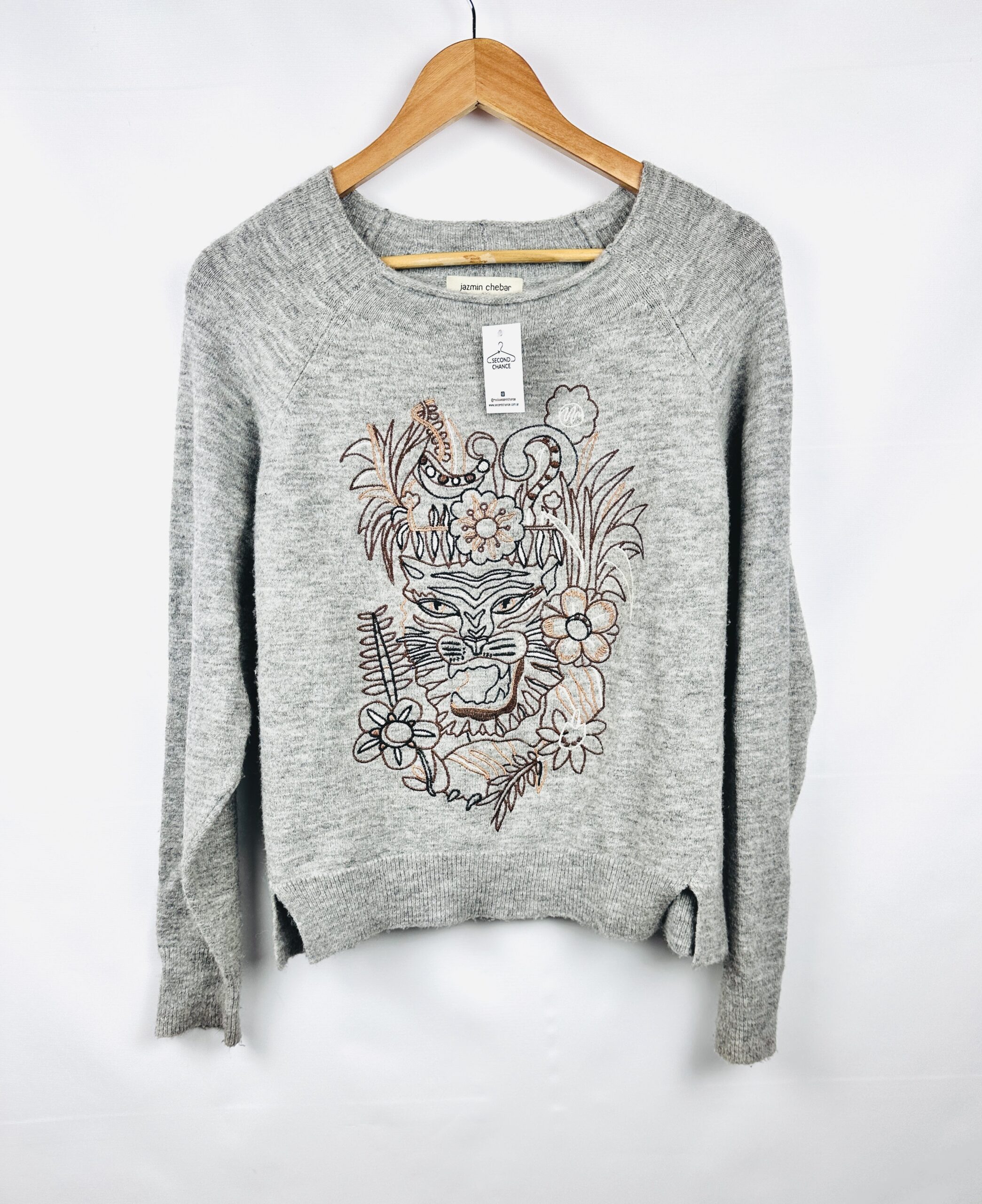 SWEATER GRIS + BORDADO TIGRE JAZMIN CHEBAR (M)
