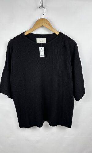 REMERA TELA GRUESA NEGRA MISHKA (L)