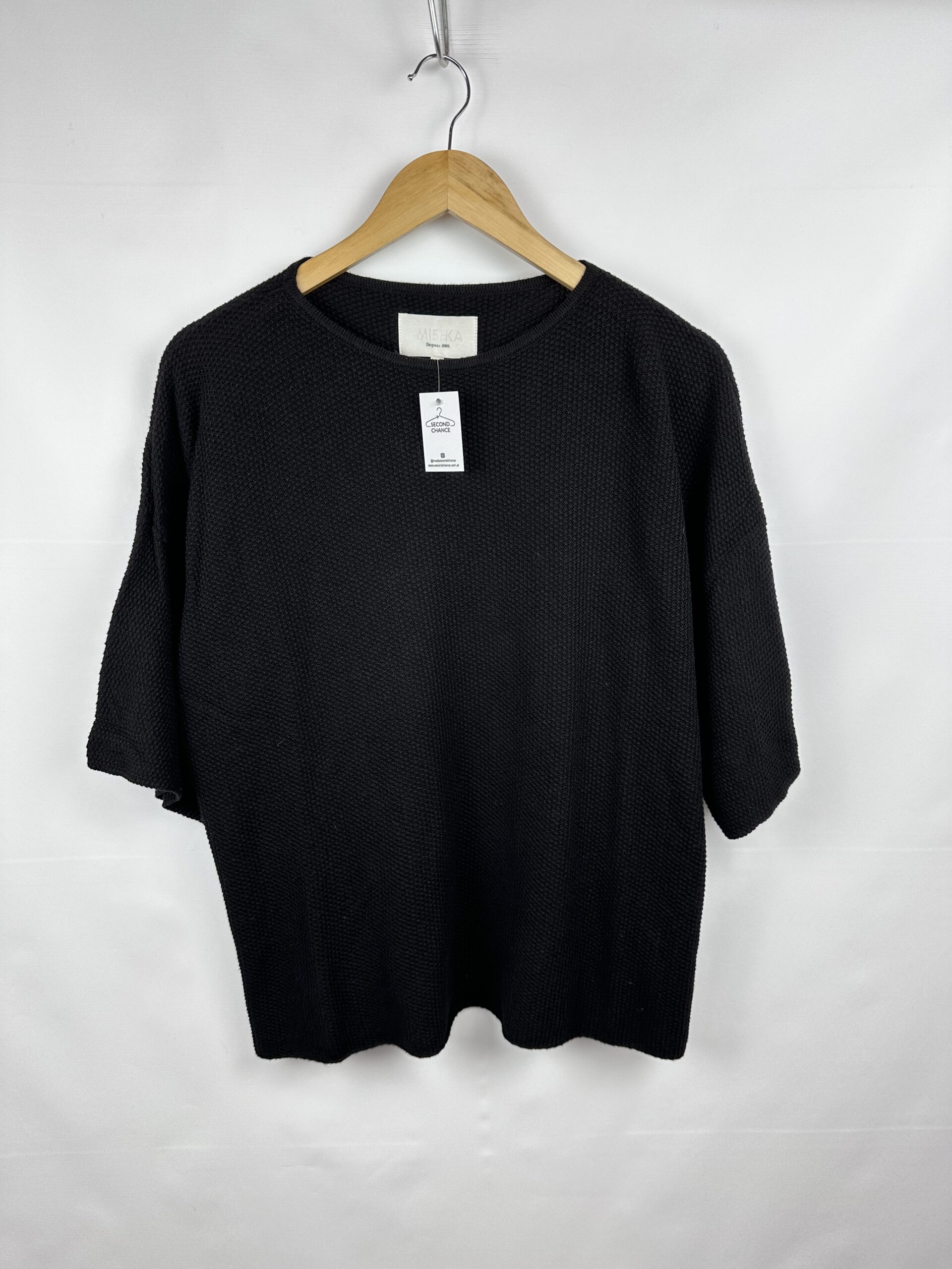 REMERA TELA GRUESA NEGRA MISHKA (L)