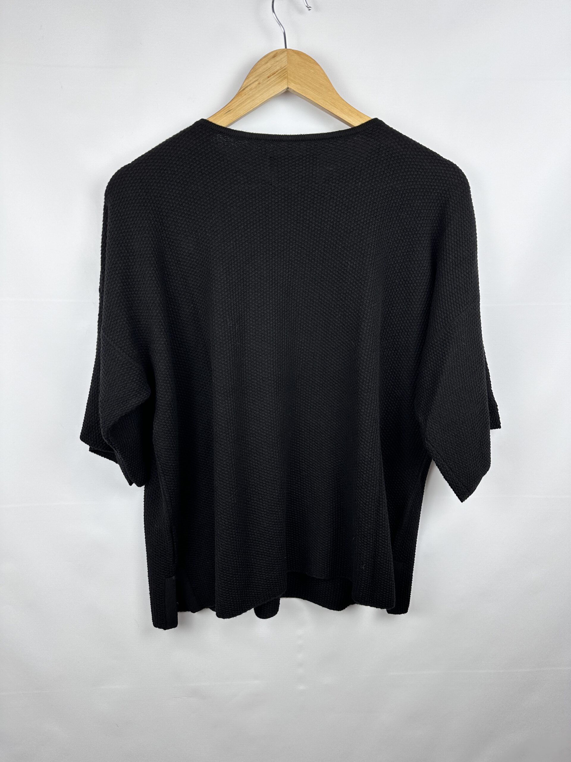 REMERA TELA GRUESA NEGRA MISHKA (L) - Imagen 3