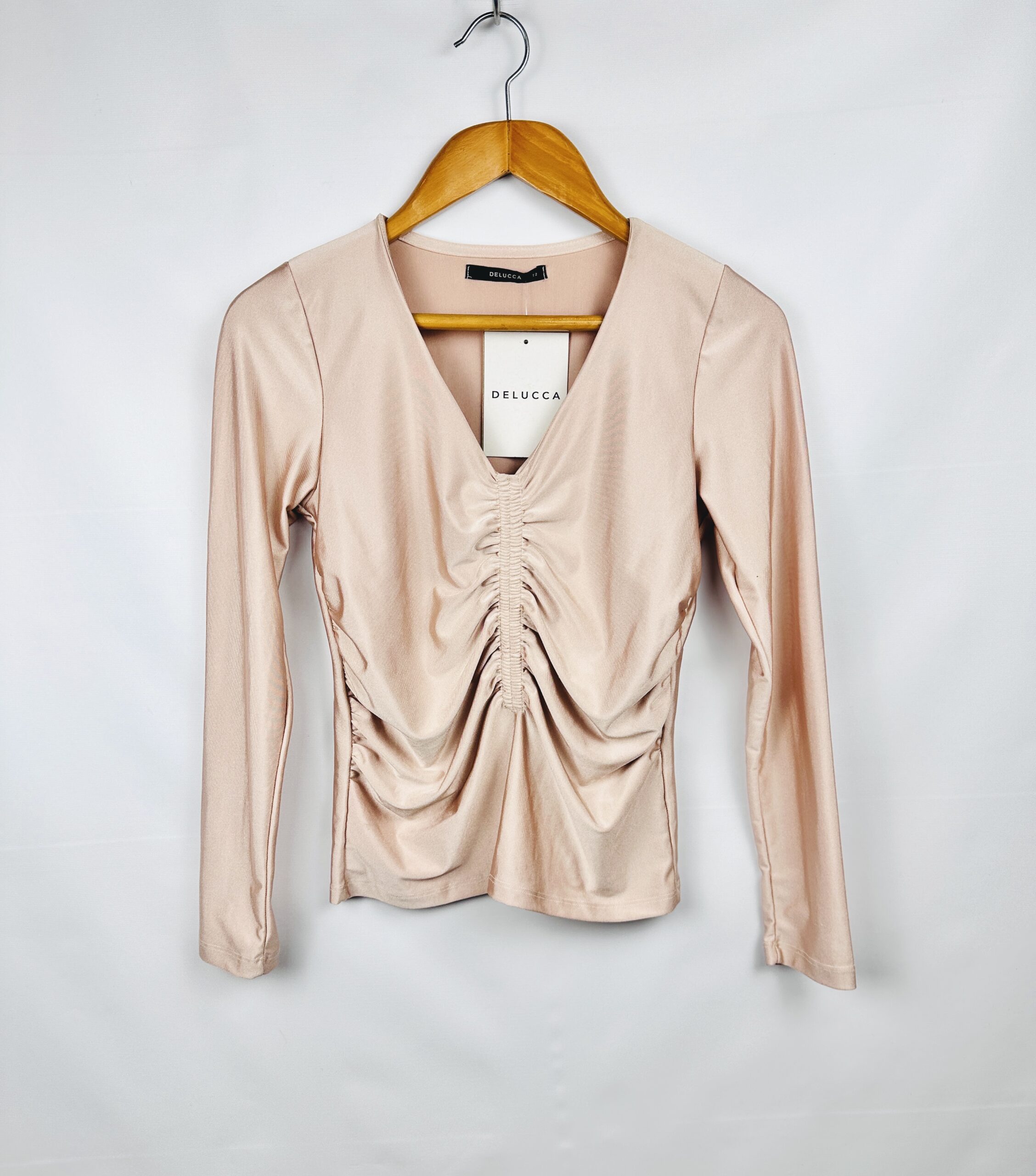 CAMISETA CON FRUNCE NUDE DELUCCA NUEVA CON ETIQUETA (M)
