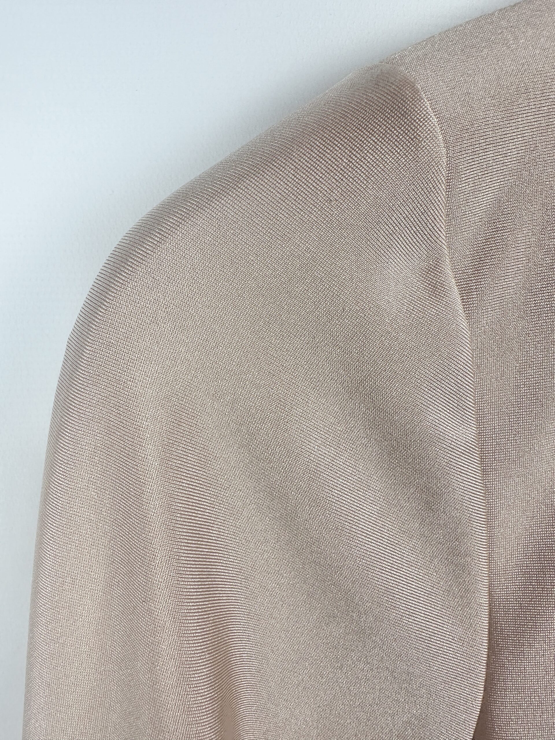 CAMISETA CON FRUNCE NUDE DELUCCA NUEVA CON ETIQUETA (M) - Imagen 2