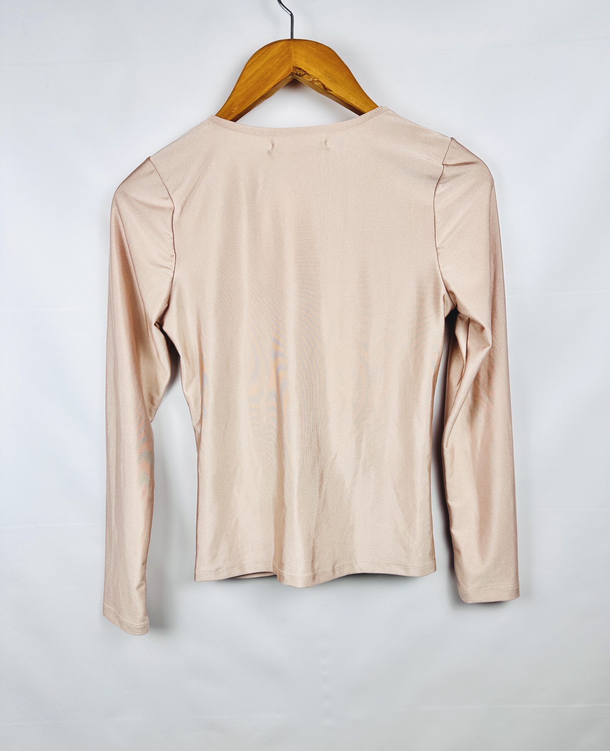 CAMISETA CON FRUNCE NUDE DELUCCA NUEVA CON ETIQUETA (M) - Imagen 3