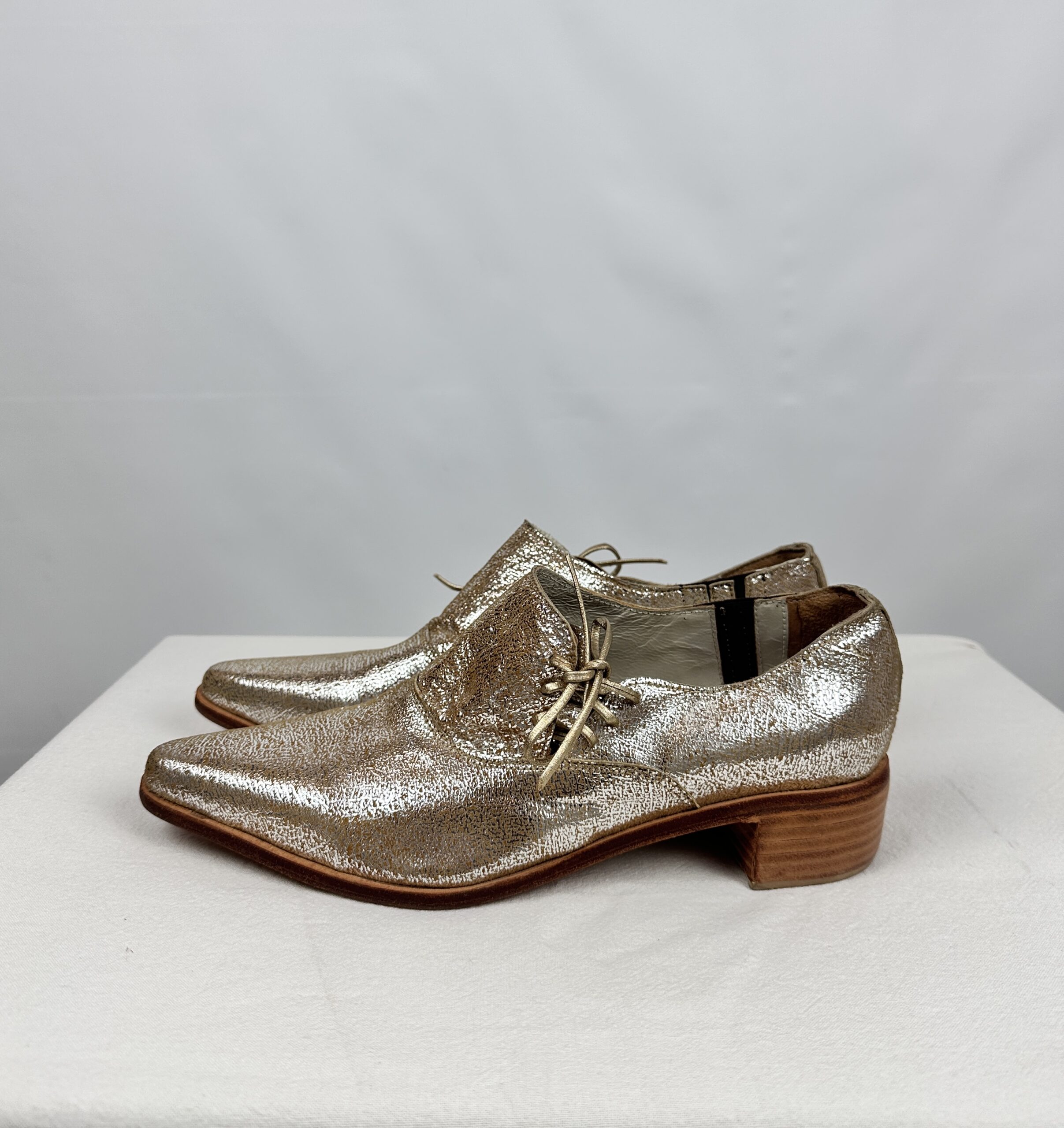 ZAPATOS ABOTINADOS DE CUERO PUNTA FINA LAS PEPAS (39)