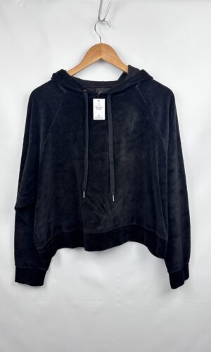 BUZO NEGRO DE PLUSH CON CAPUCHA COMPLOT (L)