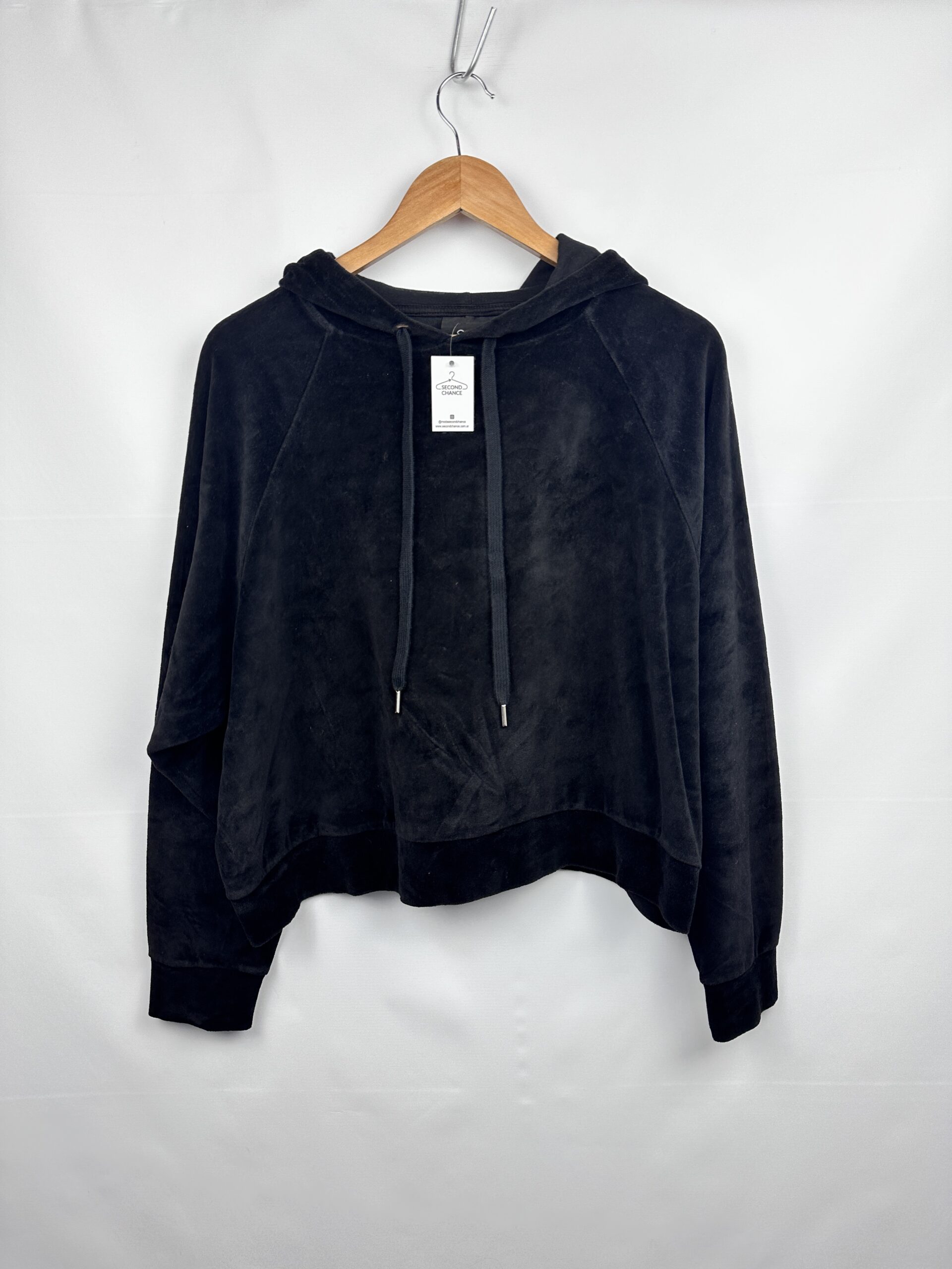 BUZO NEGRO DE PLUSH CON CAPUCHA COMPLOT (L)