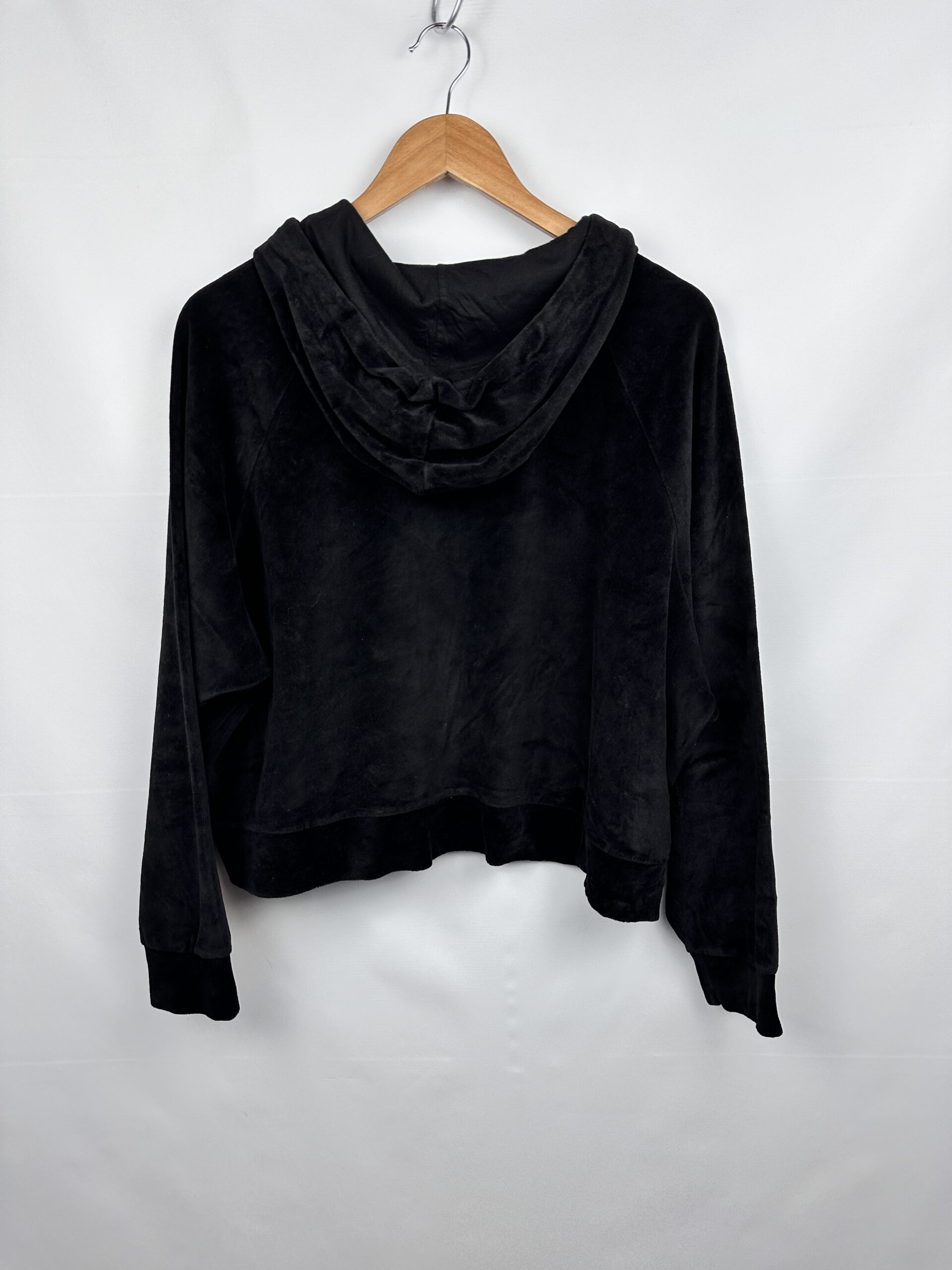 BUZO NEGRO DE PLUSH CON CAPUCHA COMPLOT (L) - Imagen 3