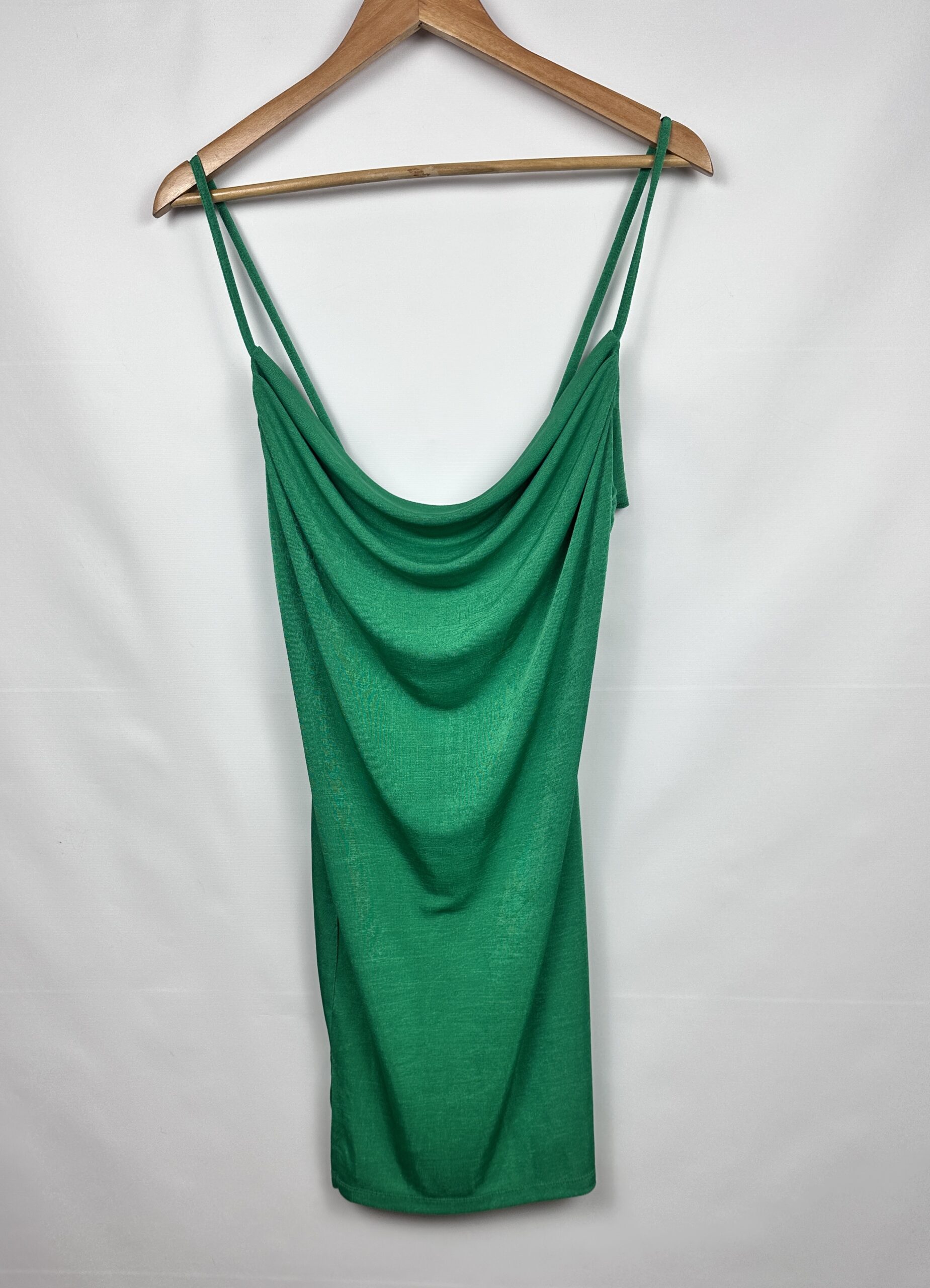 VESTIDO VERDE TIRITAS PULL & BEAR (XL)