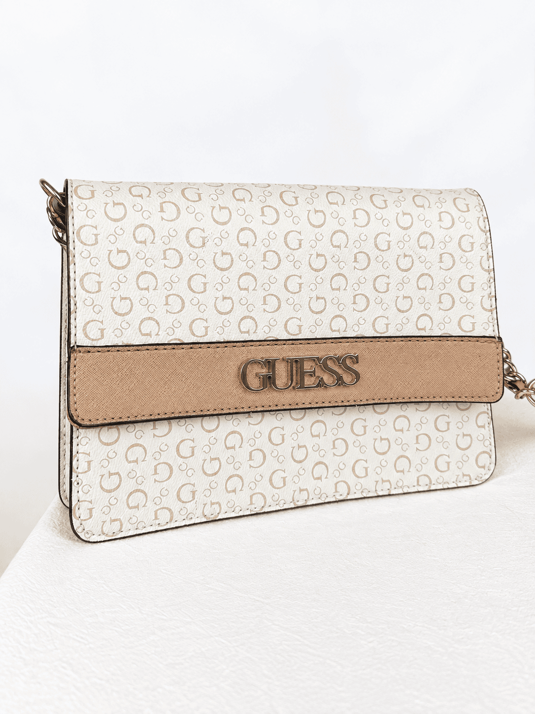 BANDOLERA GUESS BEIGE Y MARRON