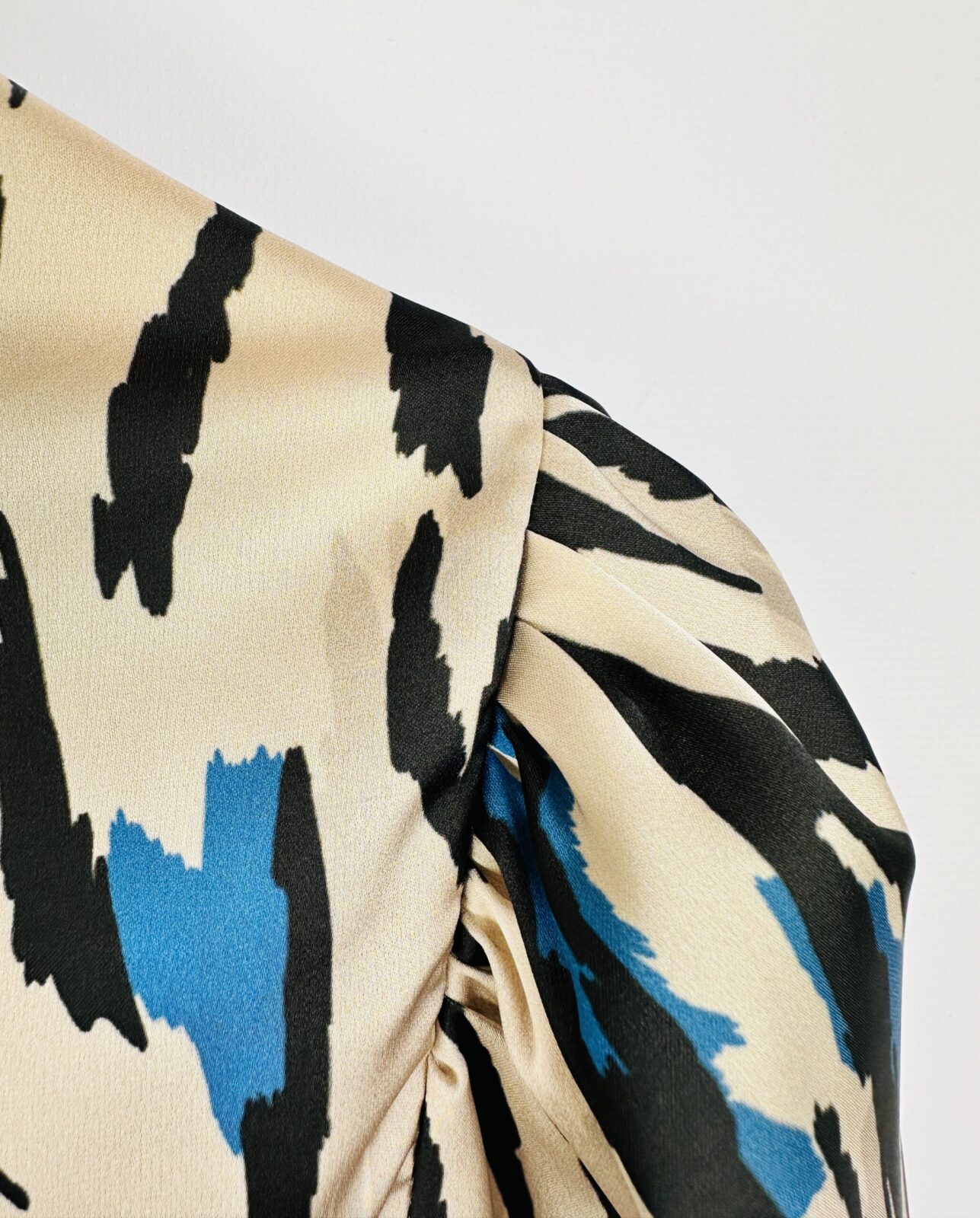 BLUSA ESTAMPADA NUEVA KOSIUKO (M) - Imagen 2