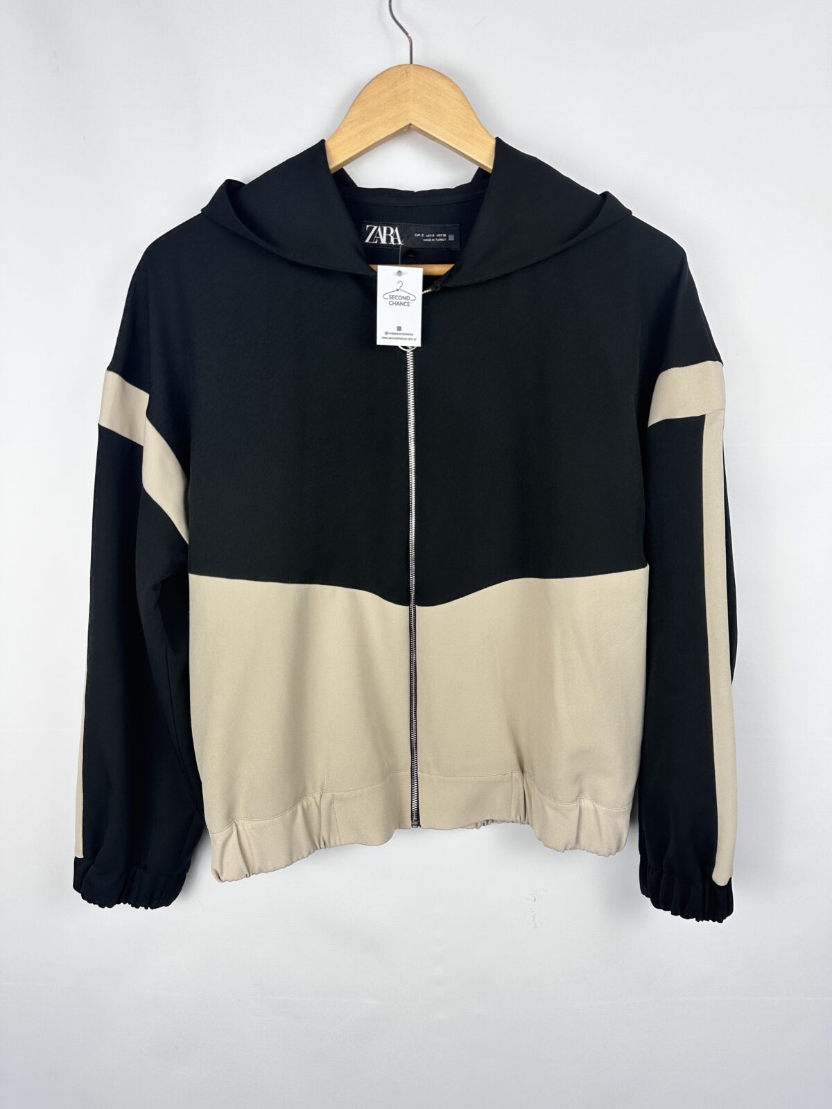CAMPERA LIVIANA BEIGE Y NEGRA ZARA (S)