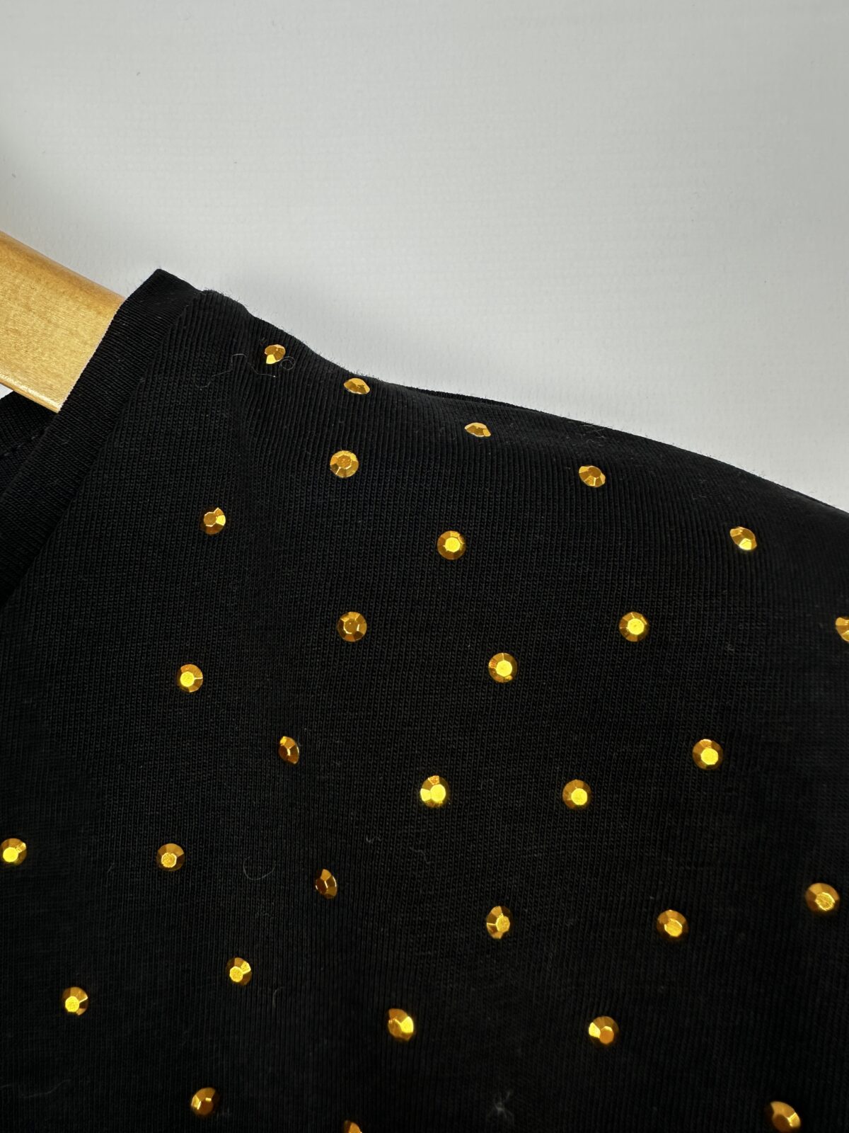 MUSCULOSA NEGRA + STRASS DORADOS Y HOMBRERAS GEORGE (M) - Imagen 2