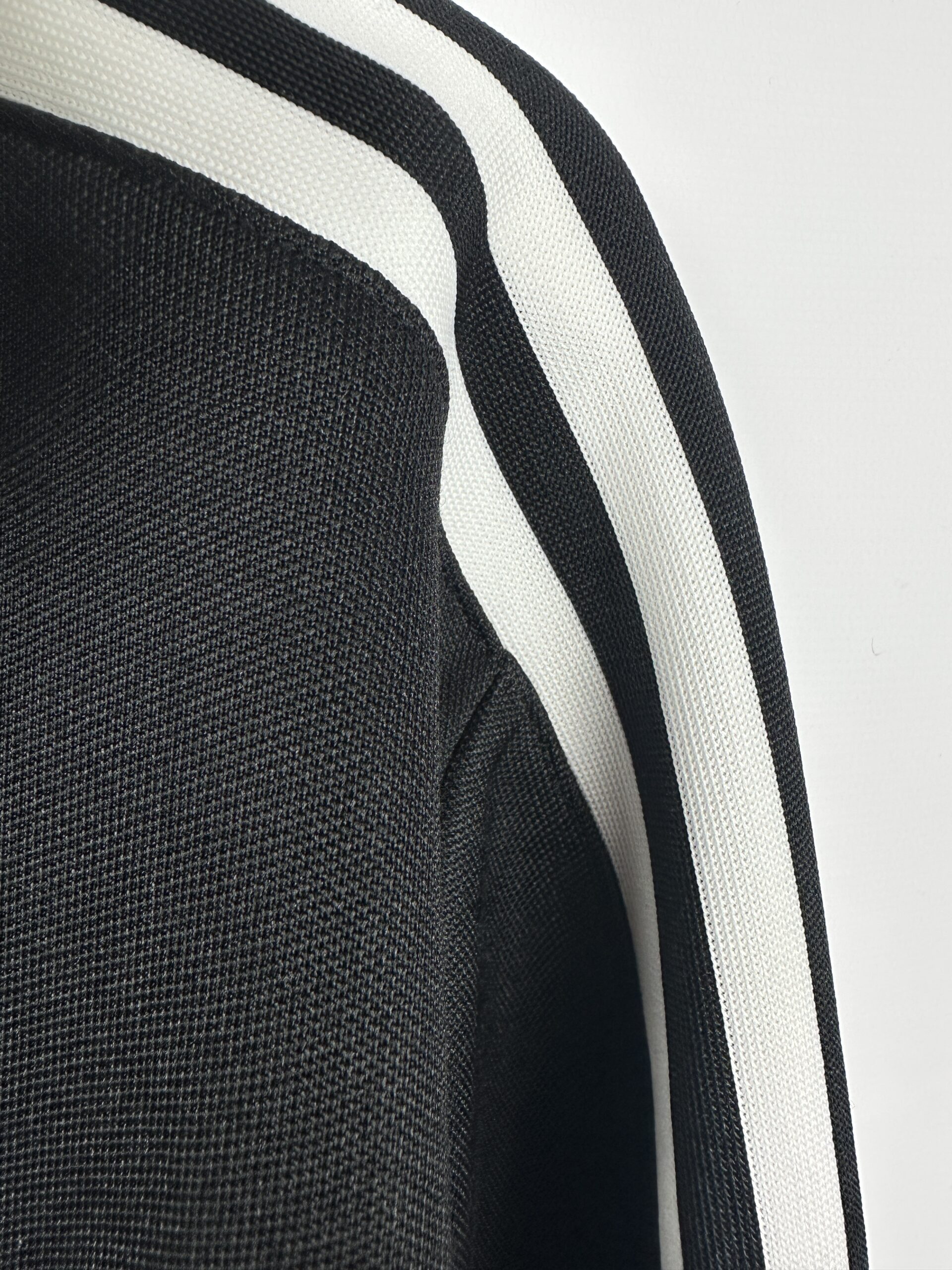 CAMPERA NEGRA Y BLANCA ADIDAS (M) - Imagen 2