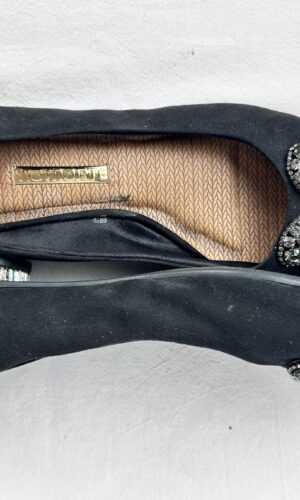 MOCASINES NEGROS CON APLIQUE VIA MARTE (40)