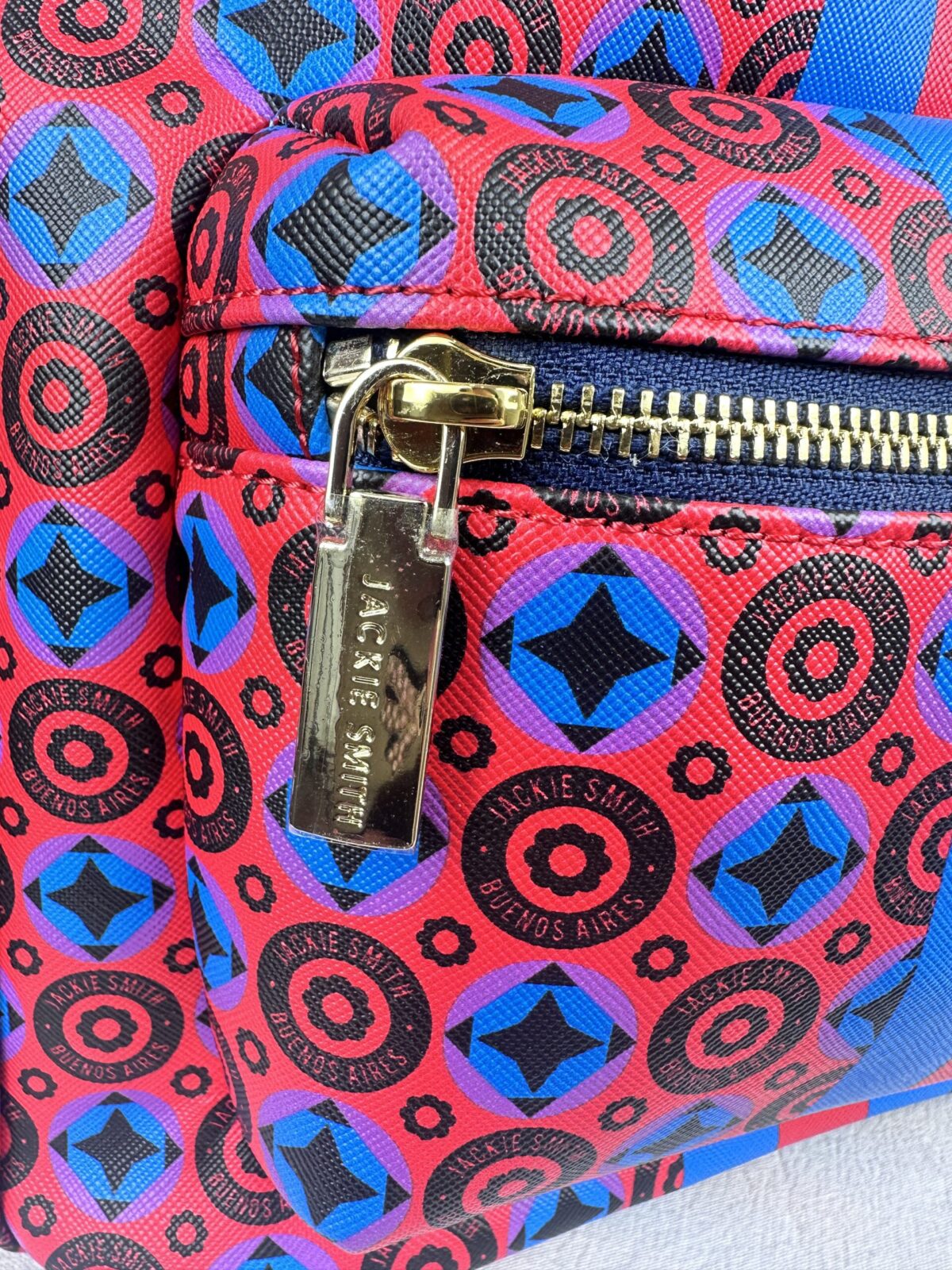 MOCHILA ROJA + MONOGRAMA JACKIE SMITH - Imagen 2