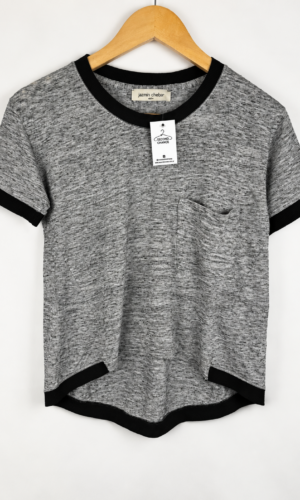 REMERA GRIS CON BORDES NEGROS JAZMIN CHEBAR (S)