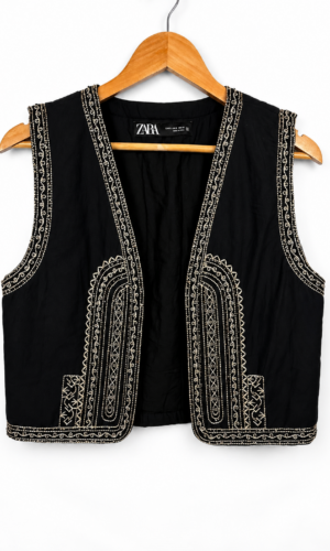 CHALECO ZARA NEGRO CON MOSTACILLAS DETALLES DORADOS (XS)