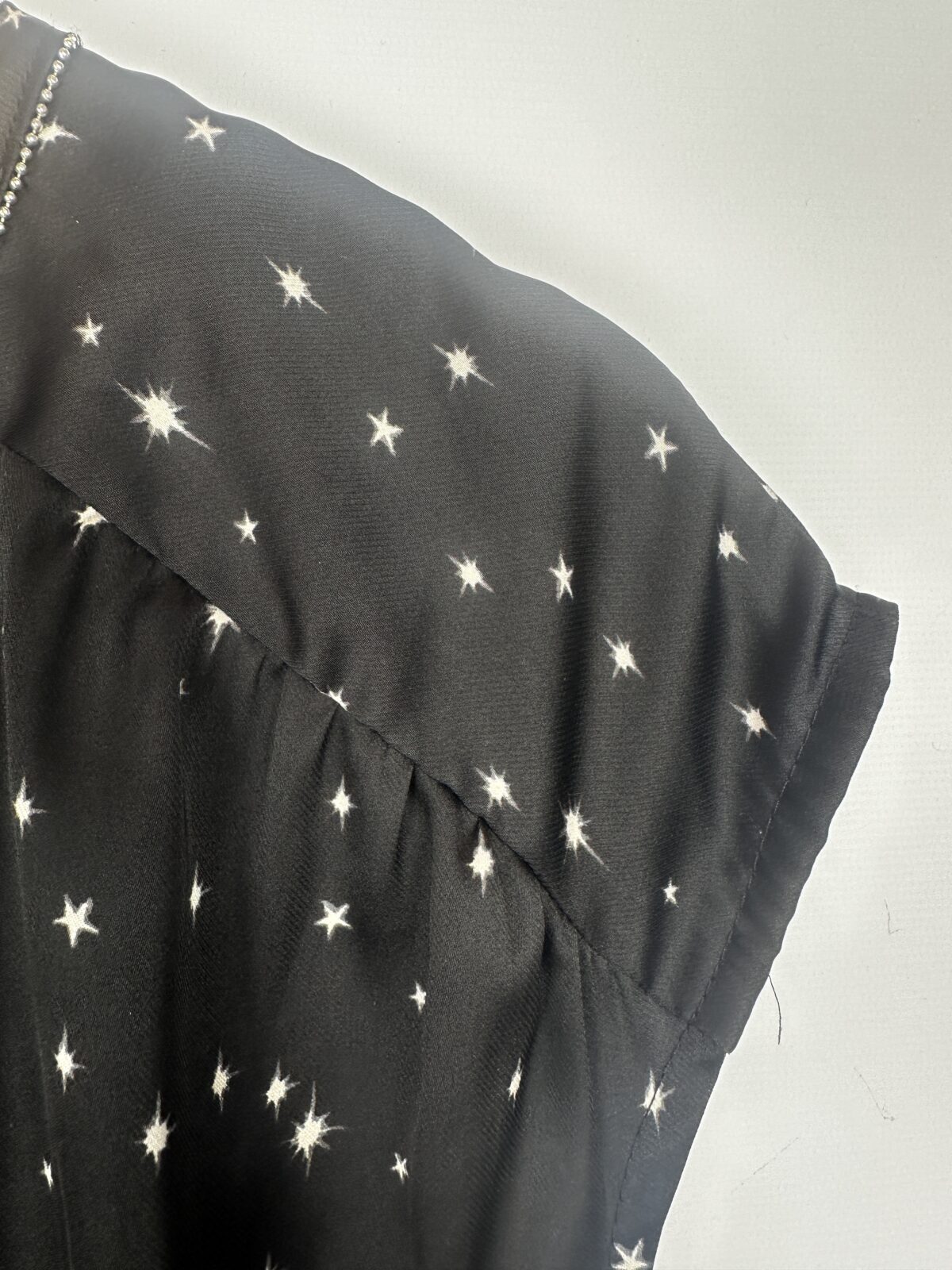 VESTIDO NEGRO ESTAMPA ESTRELLA H & M (S) - Imagen 2