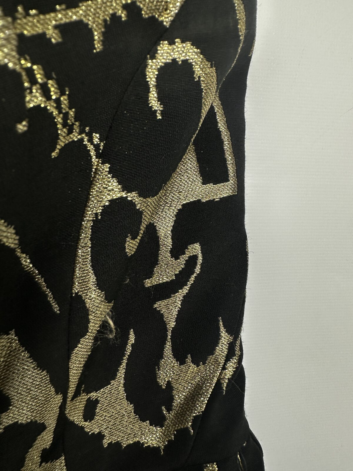 VESTIDO CORTO STRAPLES NEGRO Y DORADO H & M (S) - Imagen 2