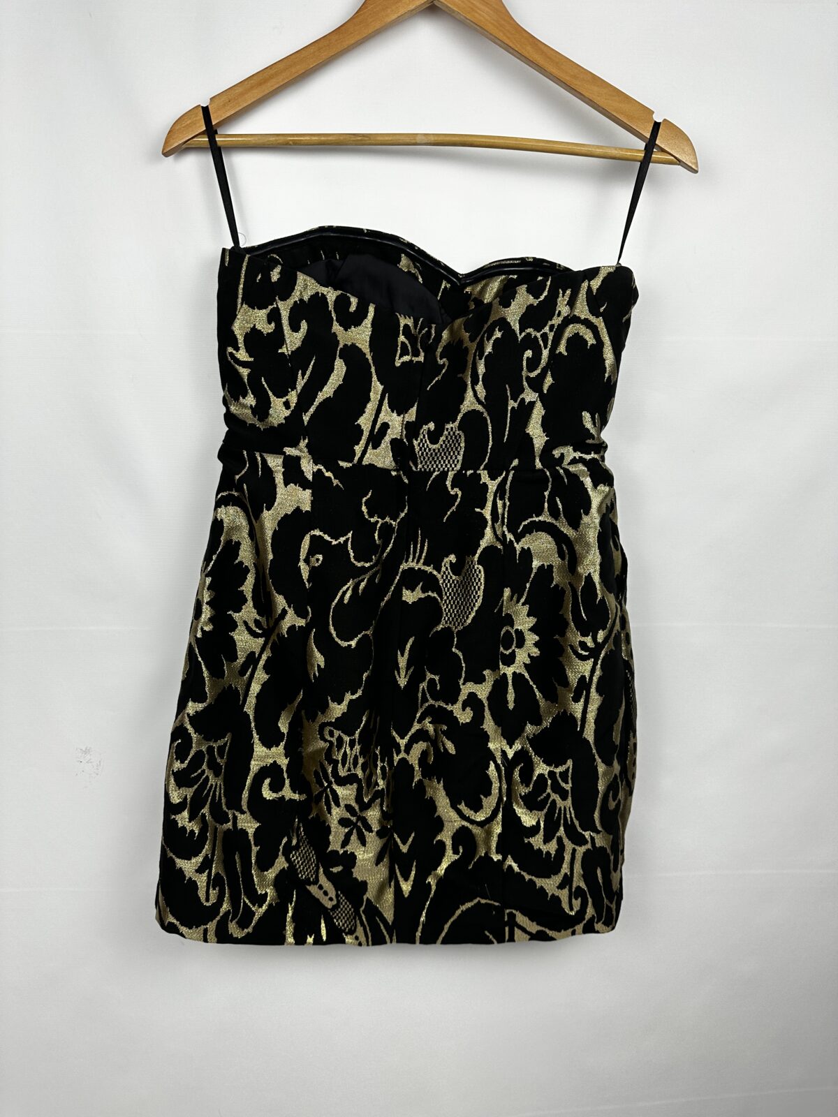 VESTIDO CORTO STRAPLES NEGRO Y DORADO H & M (S) - Imagen 3