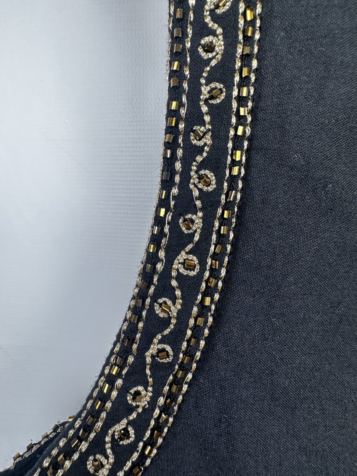 CHALECO ZARA NEGRO CON MOSTACILLAS DETALLES DORADOS (XS) - Imagen 2
