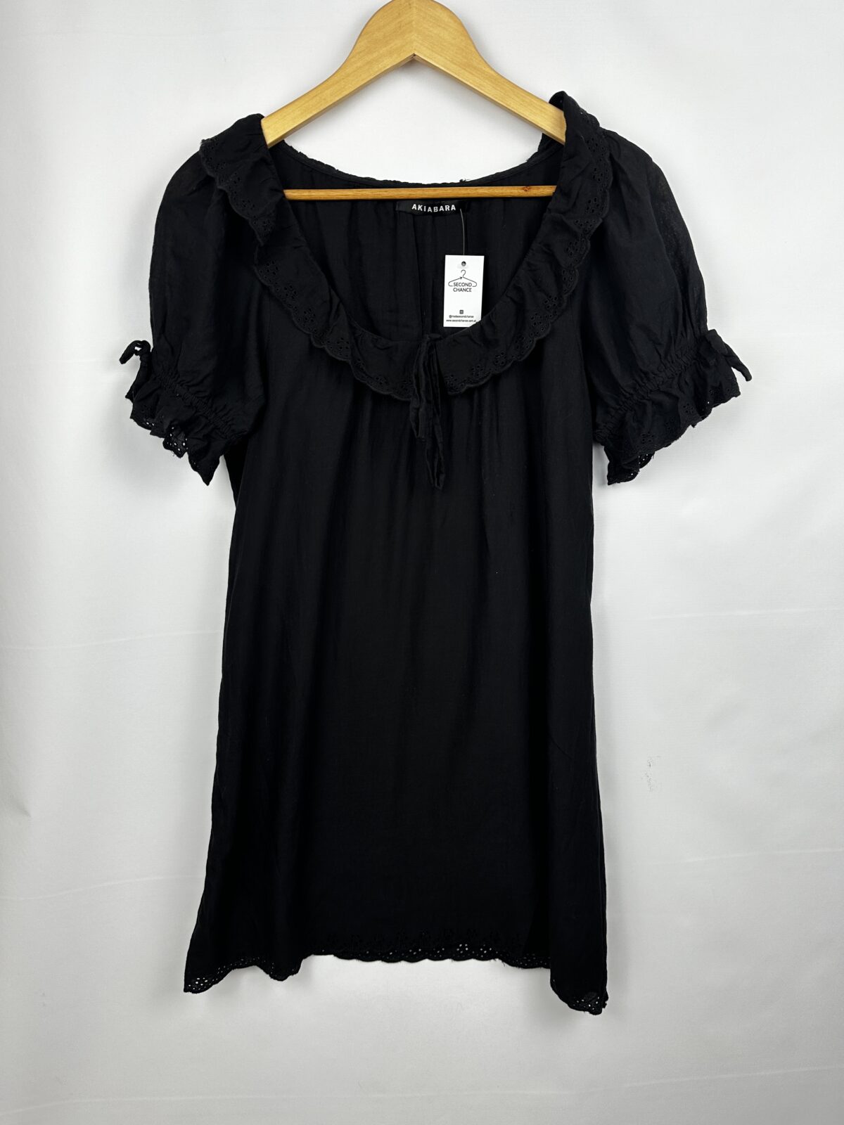 VESTIDO NEGRO AKIABARA DETALLES DE PUNTILLAS (M)