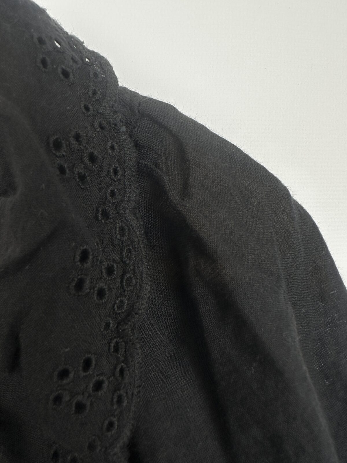VESTIDO NEGRO AKIABARA DETALLES DE PUNTILLAS (M) - Imagen 2