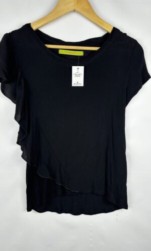 REMERA NEGRA CON VOLADO DE UN LADO RAPSODIA (S)