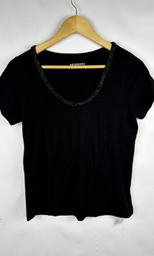 REMERA NEGRA CON MOSTACILLAS AKIABARA (S)